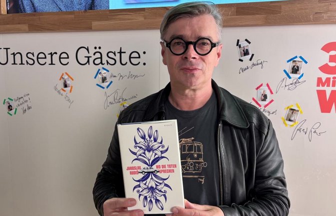 Jaroslav Rudis mit seinem neuen Roman "Wo die Toten sprechen" auf der Frankfurter Buchmesse. Jetzt liest er daraus in Stuttgart.<span class='image-autor'>Jürgen Kanold</span>