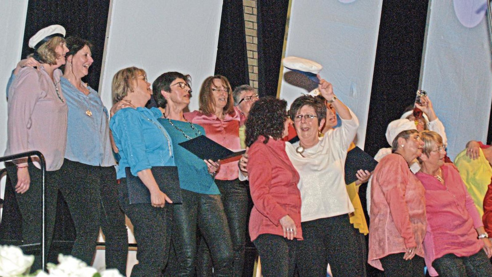 Feucht-fröhliche Stimmung verbreiteten die Sänger mit Liedern wie „What shall we do with the drunken Sailor?“  Fotos: Filitz