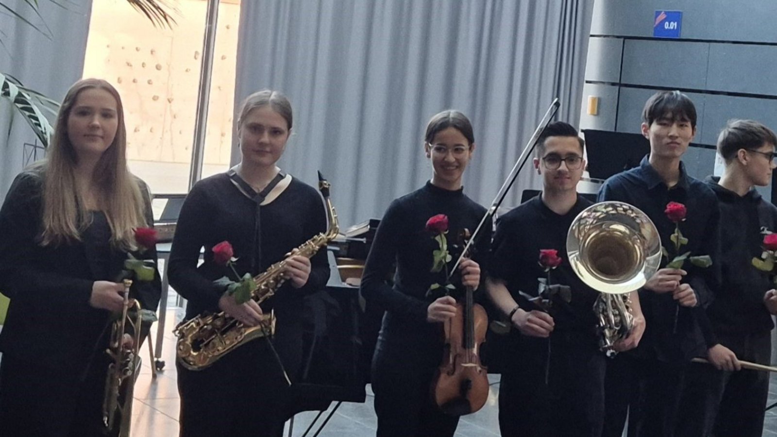 Rosen und viel Applaus gibt es für die jungen Musikerinnen und Musiker. Foto: p Rosen und viel Applaus gibt es für die jungen Musikerinnen und Musiker. Foto: p