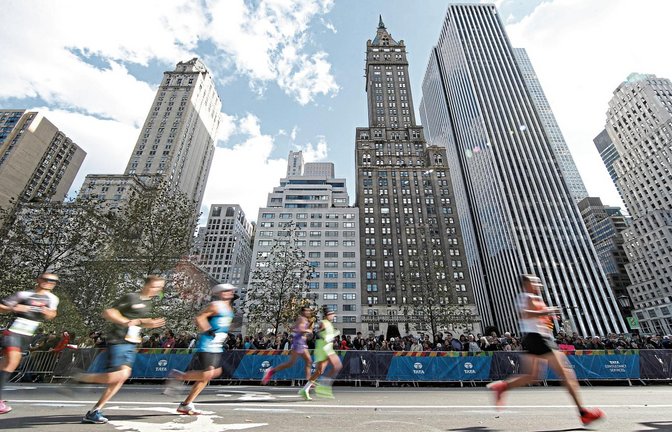 Nicht nur die Skyline von New York war beeindruckend, die Zuschauer, aber auch die Feuerwehrleute und die Polizisten haben aus dem Volkslauf ein Volksfest gemacht. Fotos: ddp (2), privat (2)