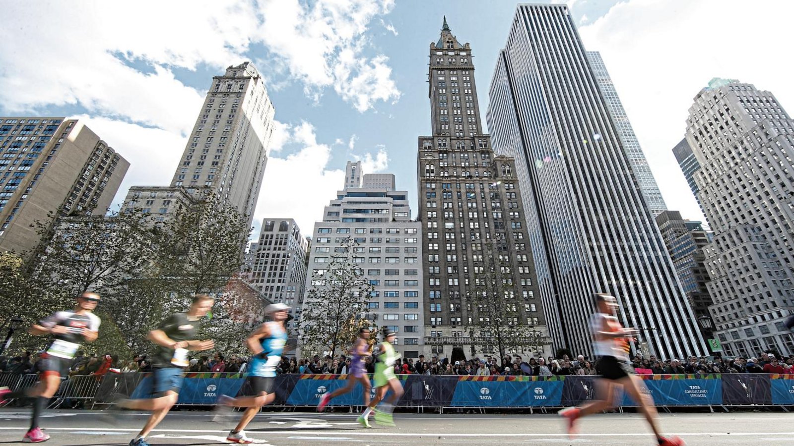 Nicht nur die Skyline von New York war beeindruckend, die Zuschauer, aber auch die Feuerwehrleute und die Polizisten haben aus dem Volkslauf ein Volksfest gemacht. Fotos: ddp (2), privat (2) Nicht nur die Skyline von New York war beeindruckend, die Zuschauer, aber auch die Feuerwehrleute und die Polizisten haben aus dem Volkslauf ein Volksfest gemacht. Fotos: ddp (2), privat (2)
