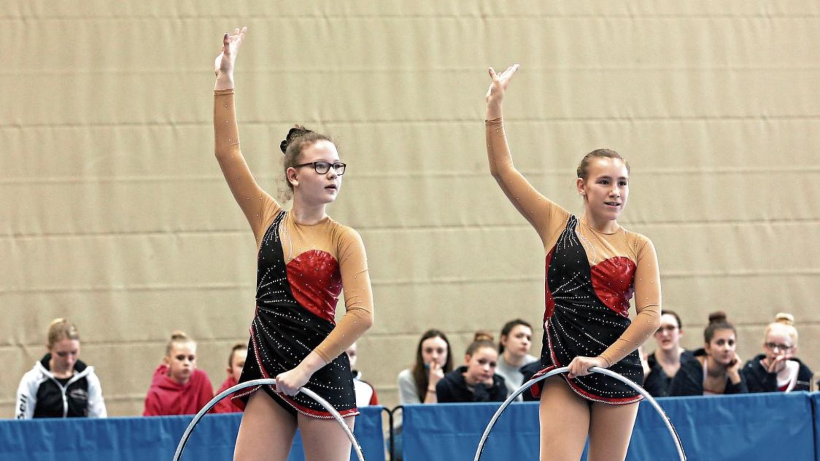 Mia Scharnow (links) und Alina Lorbeer gehören zu 72 Synchrongymnastinnen der P6/P7, die den Deutschland-Cup unter sich ausmachen. Foto: Küppers