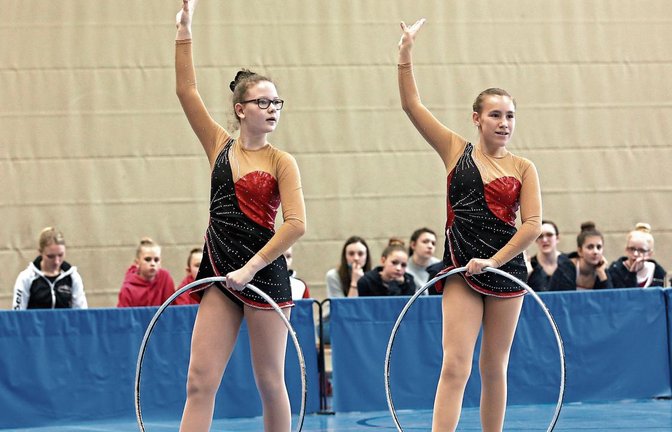 Mia Scharnow (links) und Alina Lorbeer gehören zu 72 Synchrongymnastinnen der P6/P7, die den Deutschland-Cup unter sich ausmachen. Foto: Küppers