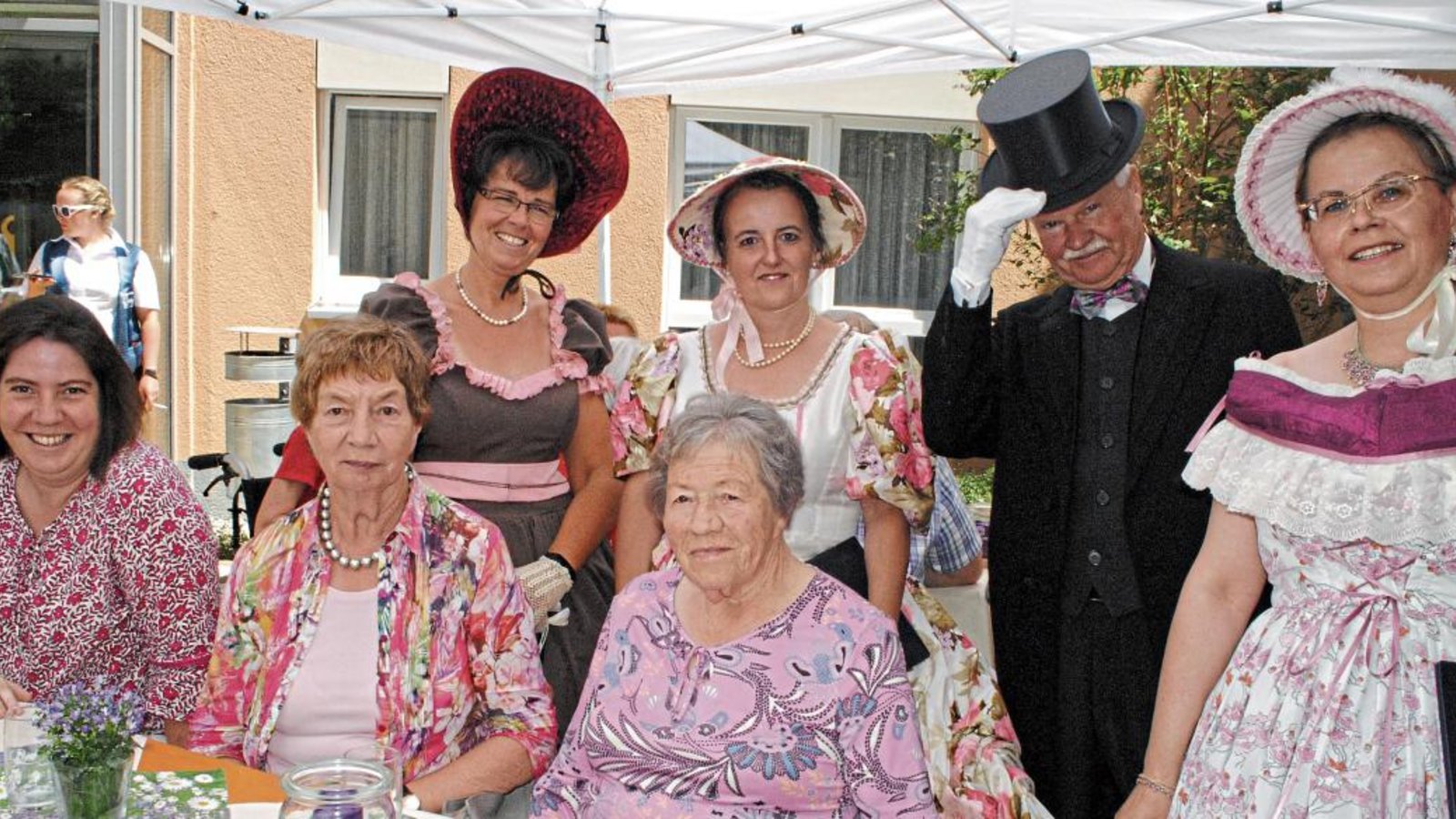 Akteure des Illinger Chors Eintracht besuchen in ihren Biedermeierkleidern das Fest der Begegnung im Garten von St. Clara.  Foto: Stahlfeld
