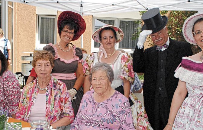 Akteure des Illinger Chors Eintracht besuchen in ihren Biedermeierkleidern das Fest der Begegnung im Garten von St. Clara.  Foto: Stahlfeld
