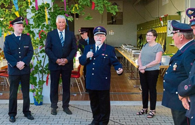 Von 1985 bis 2007 war Bernd Sommer (Mitte) Kommandant in Eberdingen.  Foto: p