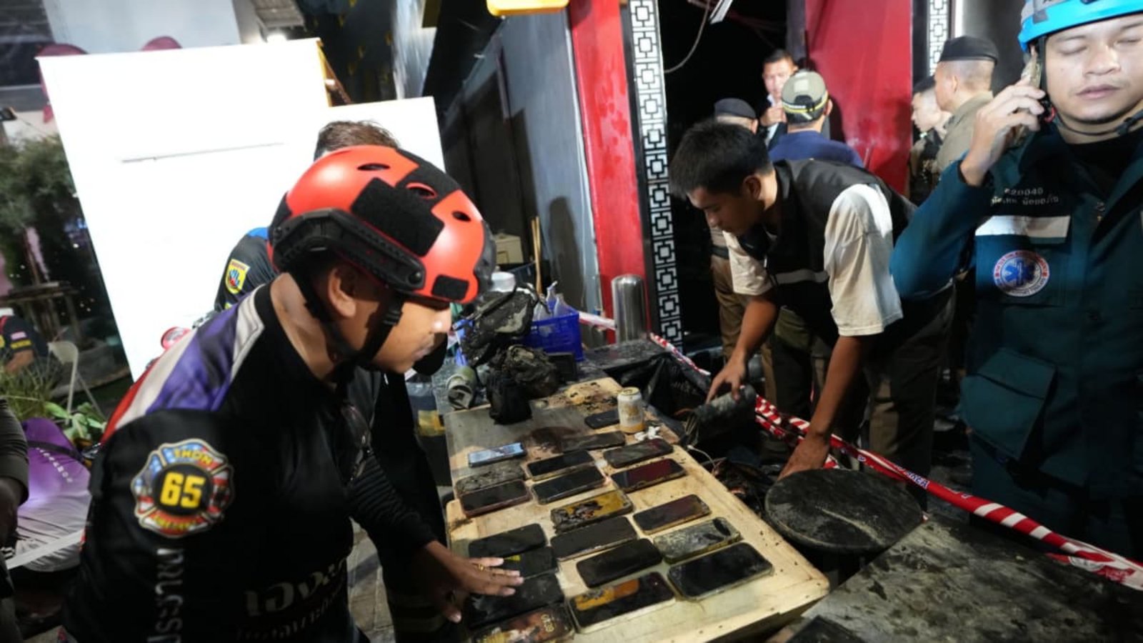 Rettungskräfte bergen die Mobiltelefone von den Opfern eines Brandes. Bei einem Feuer in einem Bierlokal in der thailändischen Hauptstadt Bangkok sind nach Medienberichten mehrere Menschen ums Leben gekommen.Sakchai Lalit/AP/dpa Rettungskräfte bergen die Mobiltelefone von den Opfern eines Brandes. Bei einem Feuer in einem Bierlokal in der thailändischen Hauptstadt Bangkok sind nach Medienberichten mehrere Menschen ums Leben gekommen.Sakchai Lalit/AP/dpa
