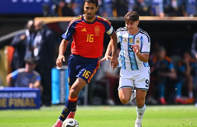 Spanien jubelt nach dem WM-Triumph, Argentinien und Lionel Messi bleiben enttäuscht zurück.<span class='image-autor'>Tom Weller/dpa</span>