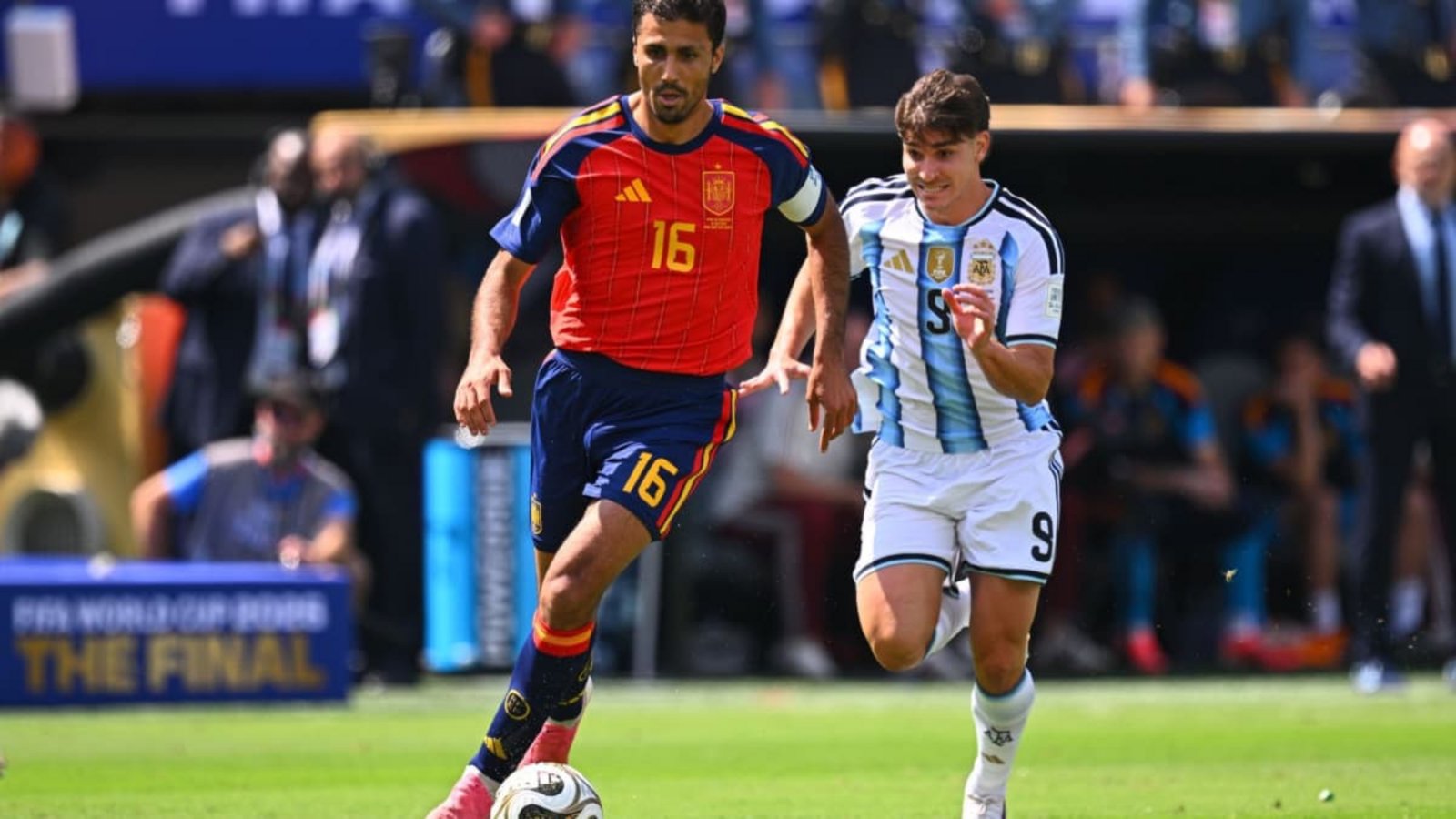 Spanien jubelt nach dem WM-Triumph, Argentinien und Lionel Messi bleiben enttäuscht zurück.Tom Weller/dpa Spanien jubelt nach dem WM-Triumph, Argentinien und Lionel Messi bleiben enttäuscht zurück.Tom Weller/dpa