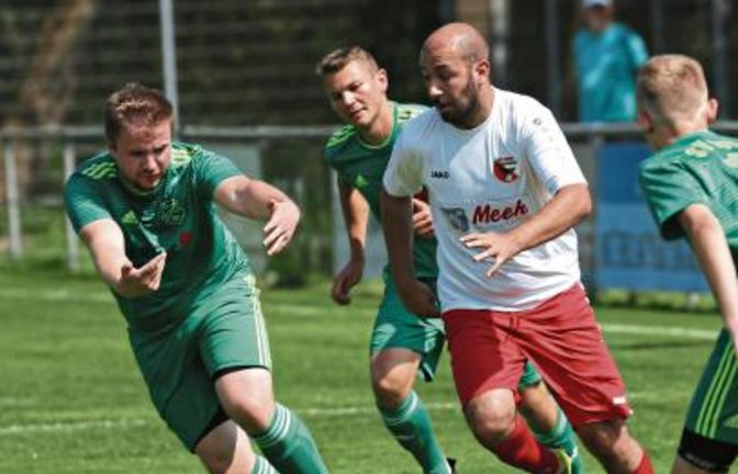 Der SV Iptingen (links Adrian Schrodt beim Versuch, Semih Ergün den Ball abzunehmen) gewinnt gegen Wiernsheim mit 5:1. Foto: Küppers