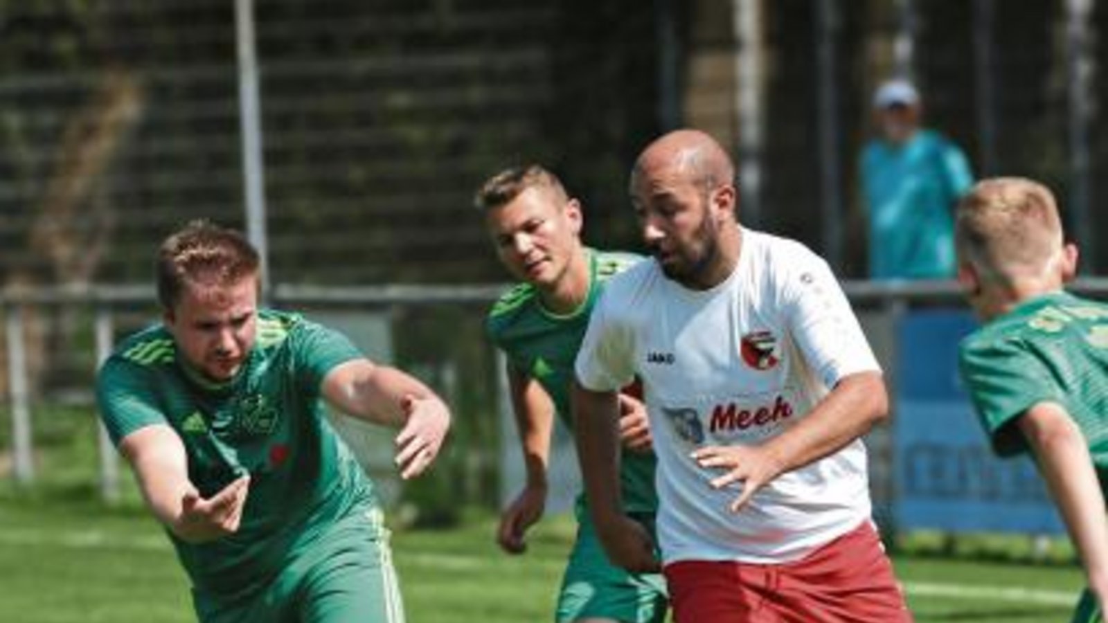 Der SV Iptingen (links Adrian Schrodt beim Versuch, Semih Ergün den Ball abzunehmen) gewinnt gegen Wiernsheim mit 5:1. Foto: Küppers