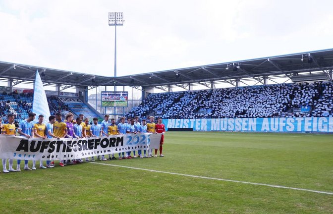 Fans und Spieler des Chemnitzer FC positionieren sich zur geplanten Regionalligareform.<span class='image-autor'>IMAGO/Picture Poin</span>