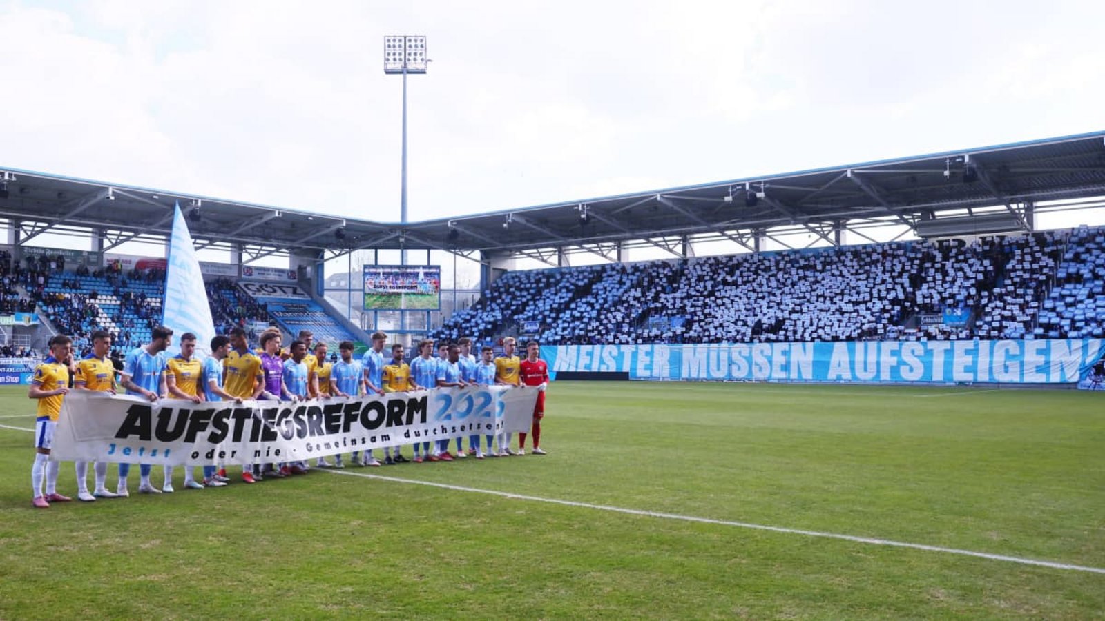Fans und Spieler des Chemnitzer FC positionieren sich zur geplanten Regionalligareform.IMAGO/Picture Poin