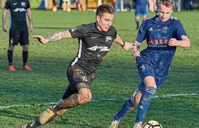 Der SV Riet mit Maurizio Aprigliano (links) ist in dieser Saison auf heimischem Platz nur ein Mal bezwungen worden. Foto: Leitner