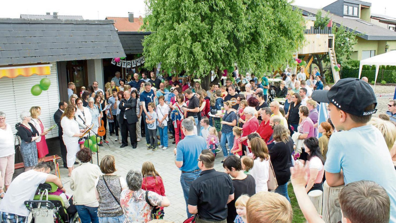 Zahlreiche Gäste feierten den runden Geburtstag mit den Kindern und dem Kindergartenteam. Fotos: Friedrich Zahlreiche Gäste feierten den runden Geburtstag mit den Kindern und dem Kindergartenteam. Fotos: Friedrich