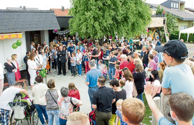 Zahlreiche Gäste feierten den runden Geburtstag mit den Kindern und dem Kindergartenteam.  Fotos: Friedrich