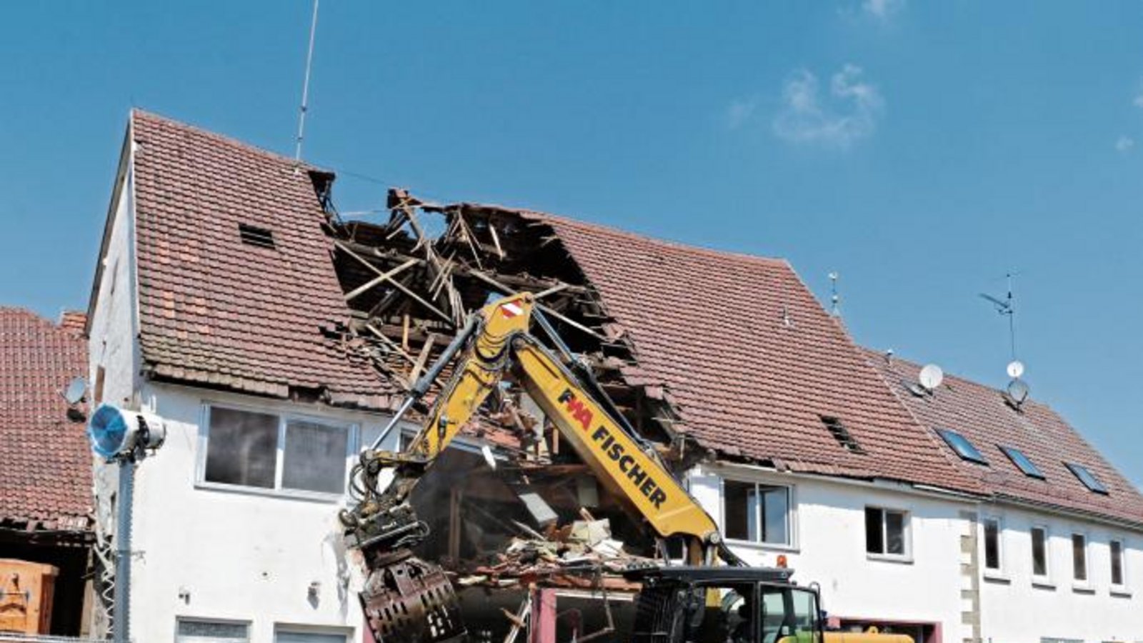 Gestern haben die Abbrucharbeiten beim alten Feuerwehrhaus in der Sersheimer Ortsmitte begonnen. Foto: Bögel
