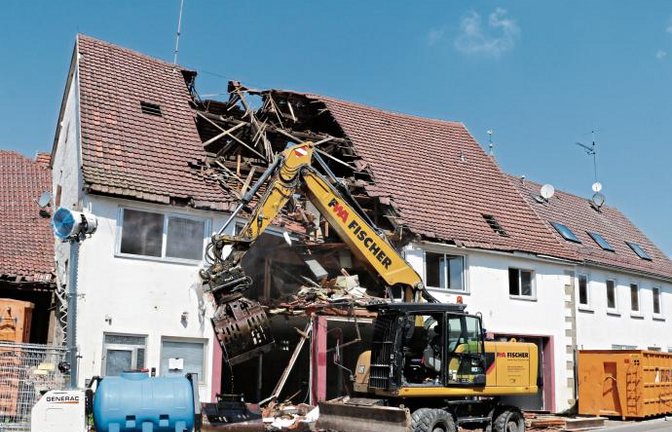 Gestern haben die Abbrucharbeiten beim alten Feuerwehrhaus in der Sersheimer Ortsmitte begonnen. Foto: Bögel