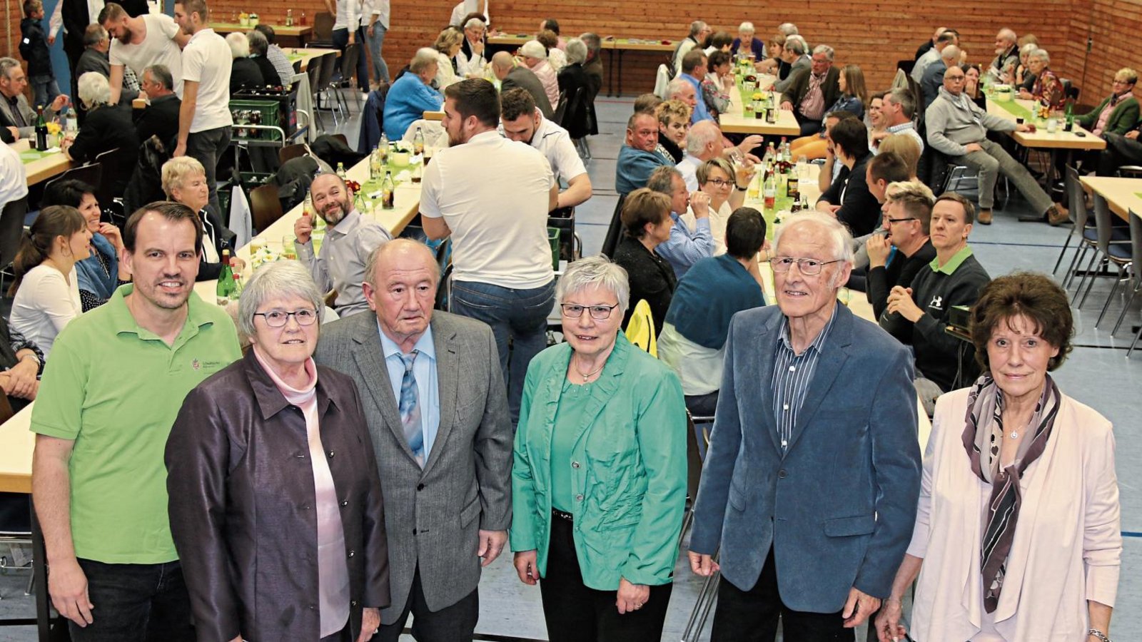 Holger Springer (links), Vorsitzender der Ortsgruppe Häfnerhaslach im Schwäbischen Albverein, konnte am Festabend diese Mitglieder für 50 Jahre Vereinstreue auszeichnen. Foto: Bögel Holger Springer (links), Vorsitzender der Ortsgruppe Häfnerhaslach im Schwäbischen Albverein, konnte am Festabend diese Mitglieder für 50 Jahre Vereinstreue auszeichnen. Foto: Bögel