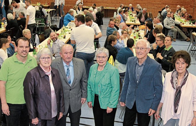 Holger Springer (links), Vorsitzender der Ortsgruppe Häfnerhaslach im Schwäbischen Albverein, konnte am Festabend diese Mitglieder für 50 Jahre Vereinstreue auszeichnen. Foto: Bögel