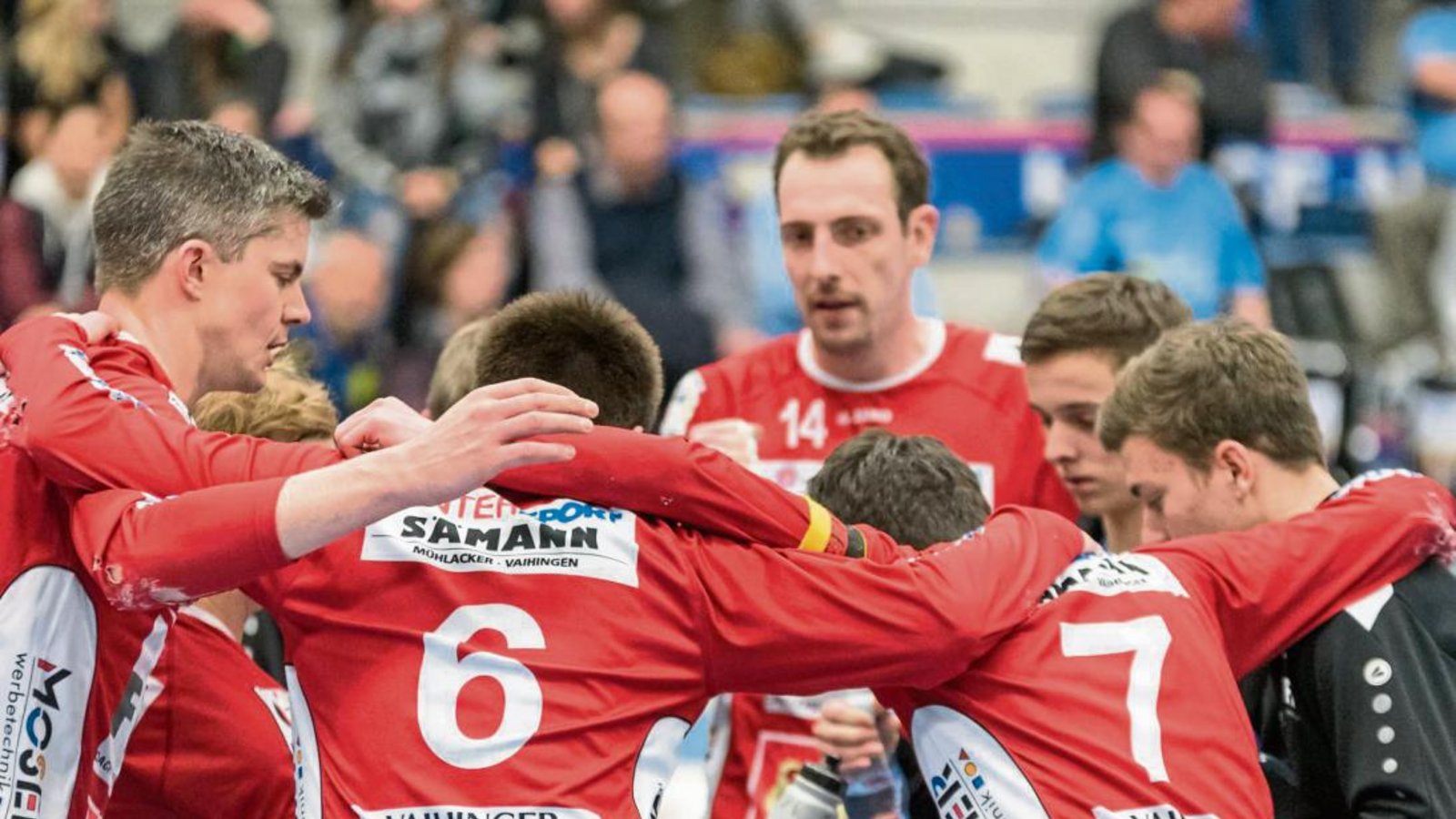 Schwören sich auf die anstehende Hallenrunde ein: (von links) Kolja Meyer, die verdeckten Daniel Wörsinger und Jakob Kilpper, Tobias Rommel, Marc Krüger, Marco Lochmahr, Max Winkler und Johannes Jungclaussen Foto: DFBL/Schönwandt Schwören sich auf die anstehende Hallenrunde ein: (von links) Kolja Meyer, die verdeckten Daniel Wörsinger und Jakob Kilpper, Tobias Rommel, Marc Krüger, Marco Lochmahr, Max Winkler und Johannes Jungclaussen Foto: DFBL/Schönwandt