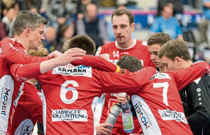 Schwören sich auf die anstehende Hallenrunde ein: (von links) Kolja Meyer, die verdeckten Daniel Wörsinger und Jakob Kilpper, Tobias Rommel, Marc Krüger, Marco Lochmahr, Max Winkler und Johannes Jungclaussen Foto: DFBL/Schönwandt