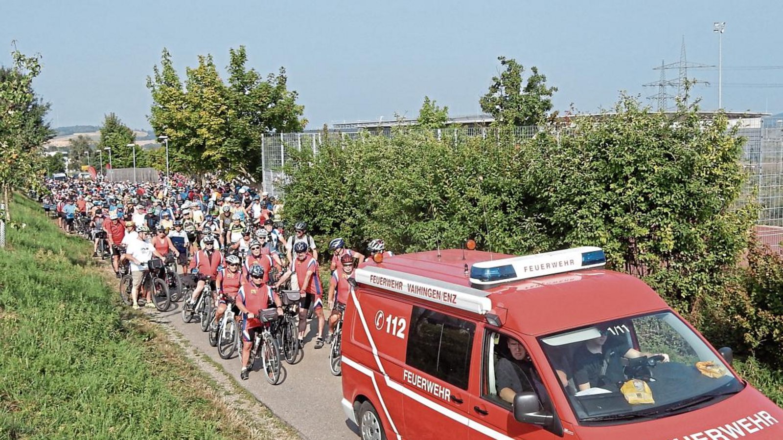 Start der Radtour am Stromberg-Gymnasium mit der Feuerwehr und dem Radsportverein vorne. Fotos: Arning/Bögel