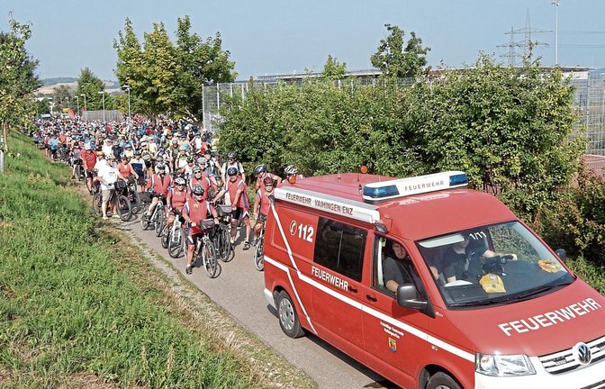 Start der Radtour am Stromberg-Gymnasium mit der Feuerwehr und dem Radsportverein vorne. Fotos: Arning/Bögel