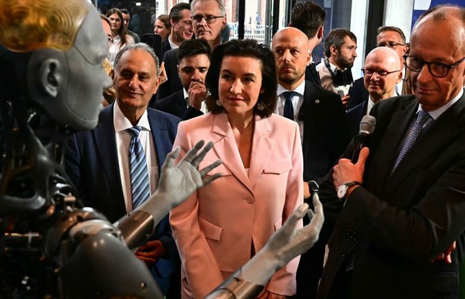 Was der Pflegeroboter Ameca wohl Bundeskanzler Friedrich Merz und Forschungsministerin Dorothee Bär zu sagen hat?<span class='image-autor'>Tobias Schwarz/POOL AFP/dpa</span>