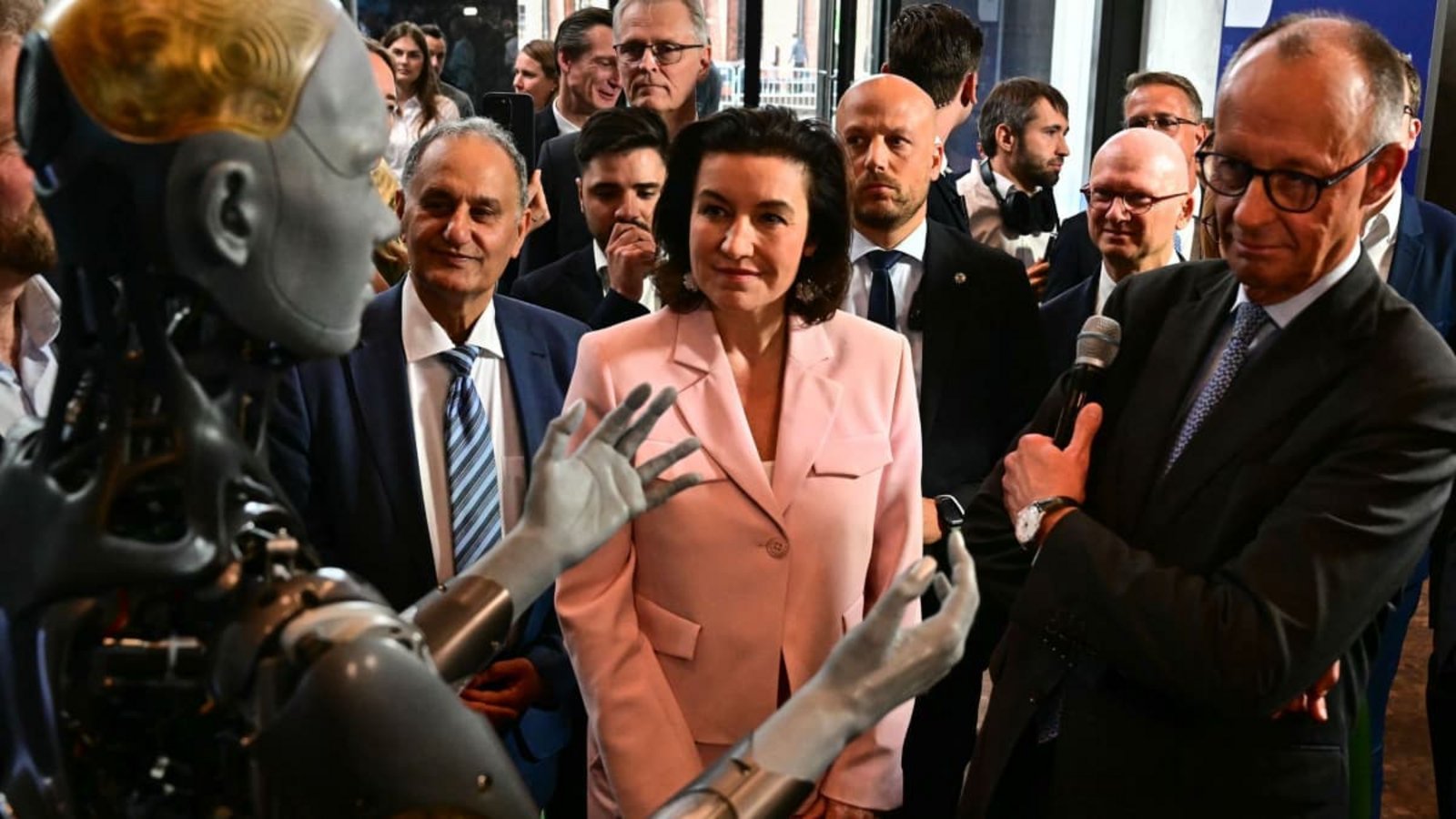 Was der Pflegeroboter Ameca wohl Bundeskanzler Friedrich Merz und Forschungsministerin Dorothee Bär zu sagen hat?Tobias Schwarz/POOL AFP/dpa Was der Pflegeroboter Ameca wohl Bundeskanzler Friedrich Merz und Forschungsministerin Dorothee Bär zu sagen hat?Tobias Schwarz/POOL AFP/dpa