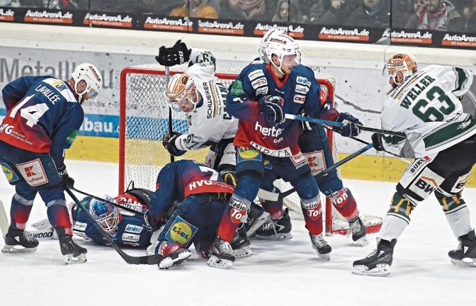 Lange Zeit schien der Kasten von Falken-Goalie Mirko Pantkowski (Zweiter von links) wie vernagelt. Hier bemühen sich Shawn Weller (rechts) und Frederik Cabana (Mitte) vergebens. Foto: Baumann