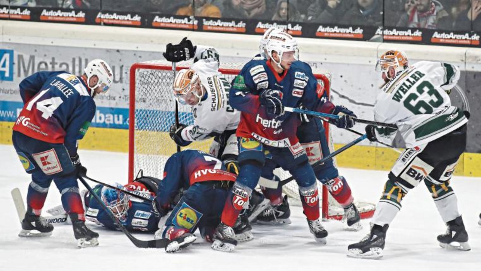 Lange Zeit schien der Kasten von Falken-Goalie Mirko Pantkowski (Zweiter von links) wie vernagelt. Hier bemühen sich Shawn Weller (rechts) und Frederik Cabana (Mitte) vergebens. Foto: Baumann Lange Zeit schien der Kasten von Falken-Goalie Mirko Pantkowski (Zweiter von links) wie vernagelt. Hier bemühen sich Shawn Weller (rechts) und Frederik Cabana (Mitte) vergebens. Foto: Baumann