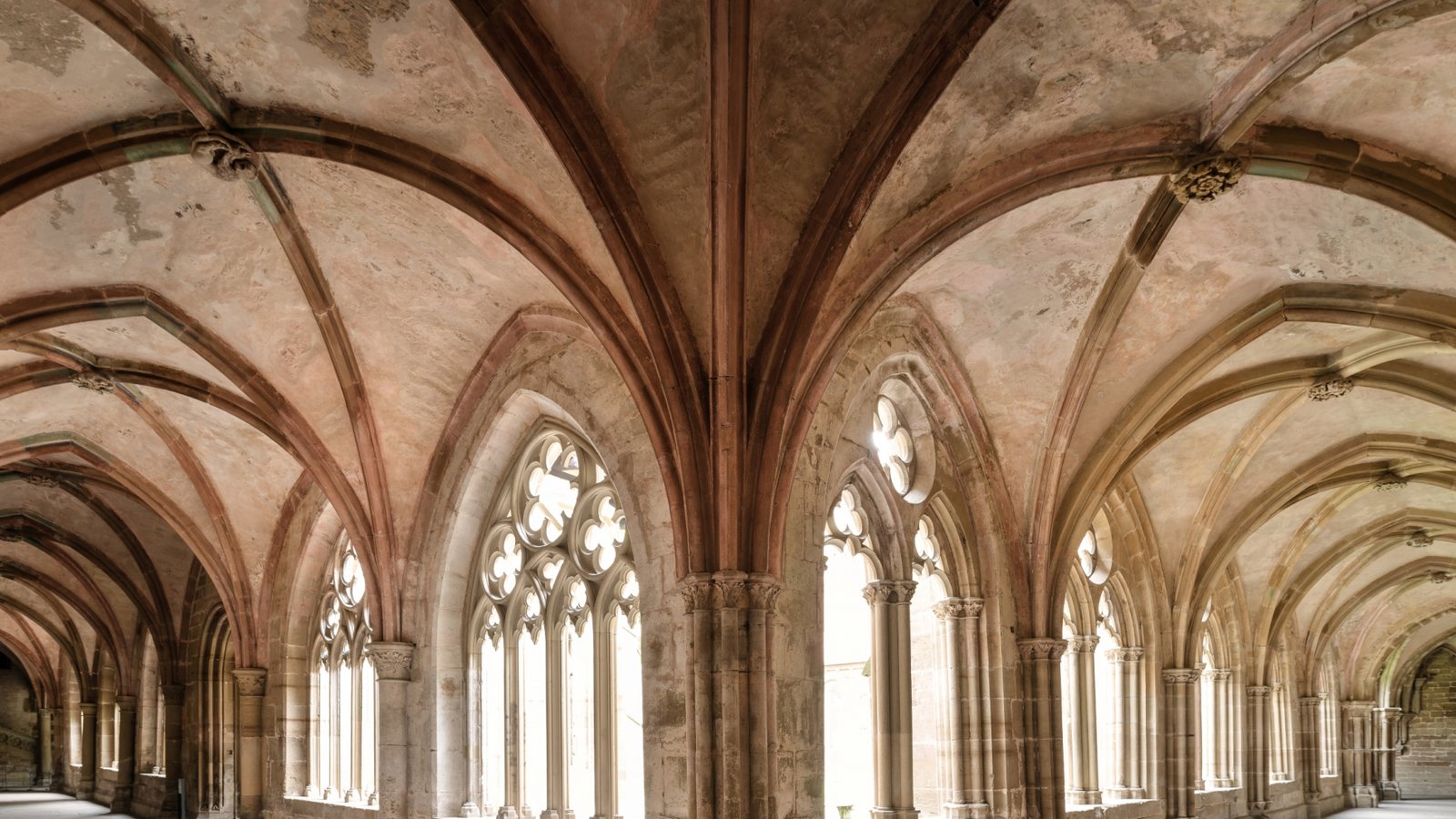 Unterwegs im Kloster: der Kreuzgang.  Foto: SSG/Günther Bayerl