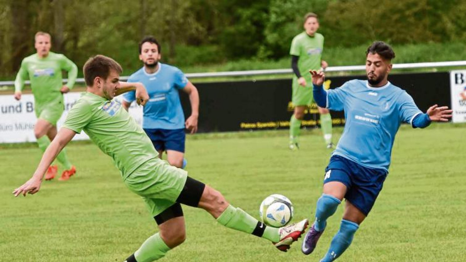 Enzweihingens Osman Erne (rechts) hat sich beim 3:1 seines TSV gegen den VfL Gemmrigheim in die Torschützenliste eingetragen. Foto: Leitner Enzweihingens Osman Erne (rechts) hat sich beim 3:1 seines TSV gegen den VfL Gemmrigheim in die Torschützenliste eingetragen. Foto: Leitner