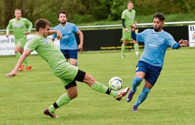 Enzweihingens Osman Erne (rechts) hat sich beim 3:1 seines TSV gegen den VfL Gemmrigheim in die Torschützenliste eingetragen. Foto: Leitner