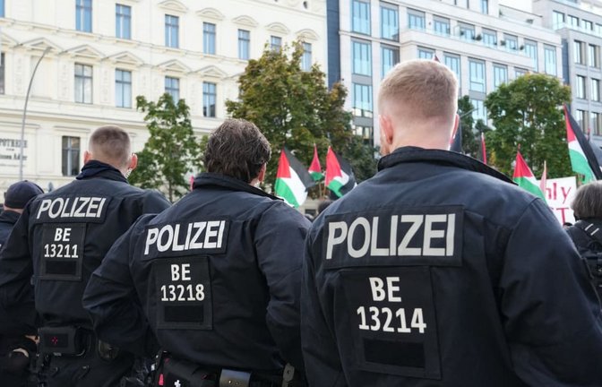 Einsatzkräfte der Polizei begleiten eine propalästinensische Demonstration unter dem Slogan „Stoppt den Gaza Genozid. Stoppt den Krieg“ in Berlin-Mitte am Jahrestag des Terrorangriffs der Hamas auf Israel.<span class='image-autor'>Sven Kaeuler/dpa</span>