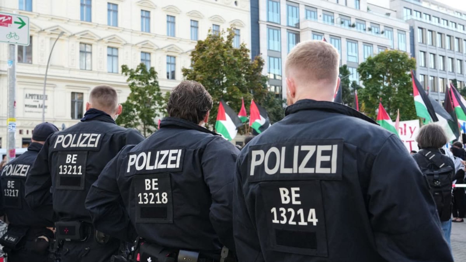 Einsatzkräfte der Polizei begleiten eine propalästinensische Demonstration unter dem Slogan „Stoppt den Gaza Genozid. Stoppt den Krieg“ in Berlin-Mitte am Jahrestag des Terrorangriffs der Hamas auf Israel.Sven Kaeuler/dpa
