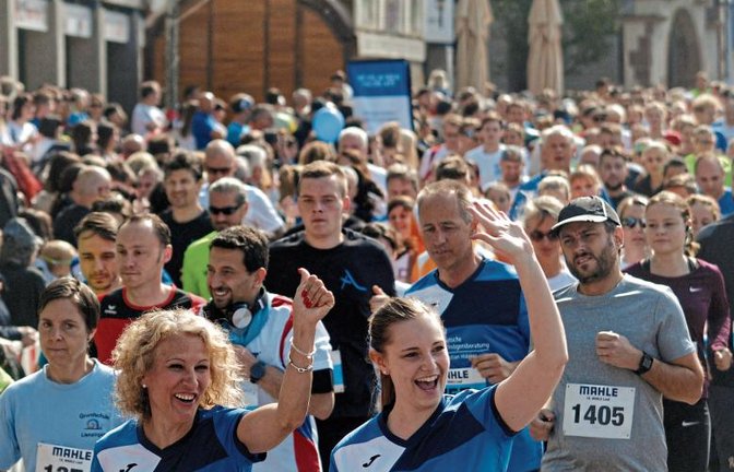 Fröhliche Gesichter beim Massenstart zum Fünf-Kilometer-Lauf auf dem Mühlacker Kelterplatz. Mit insgesamt 1380 Teilnehmern gab es einen Rekord beim 18. Mahle-Lauf. Foto: Stahlfeld