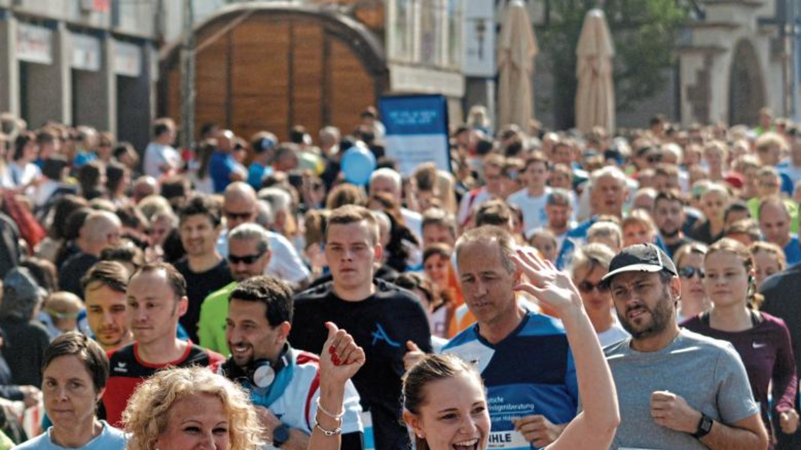 Fröhliche Gesichter beim Massenstart zum Fünf-Kilometer-Lauf auf dem Mühlacker Kelterplatz. Mit insgesamt 1380 Teilnehmern gab es einen Rekord beim 18. Mahle-Lauf. Foto: Stahlfeld Fröhliche Gesichter beim Massenstart zum Fünf-Kilometer-Lauf auf dem Mühlacker Kelterplatz. Mit insgesamt 1380 Teilnehmern gab es einen Rekord beim 18. Mahle-Lauf. Foto: Stahlfeld