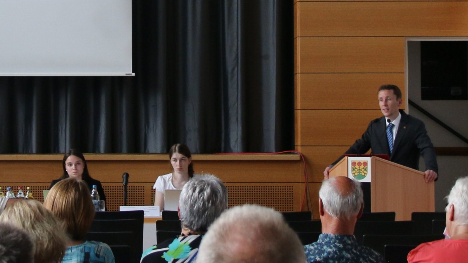 Bürgermeister Carsten Willing berichtet bei der Einwohnerversammlung in der Eberdinger Gemdeinhalle über abgeschlossene und anstehende Projekte und über Lücken im Gemeindehaushalt. Foto: Mross Bürgermeister Carsten Willing berichtet bei der Einwohnerversammlung in der Eberdinger Gemdeinhalle über abgeschlossene und anstehende Projekte und über Lücken im Gemeindehaushalt. Foto: Mross