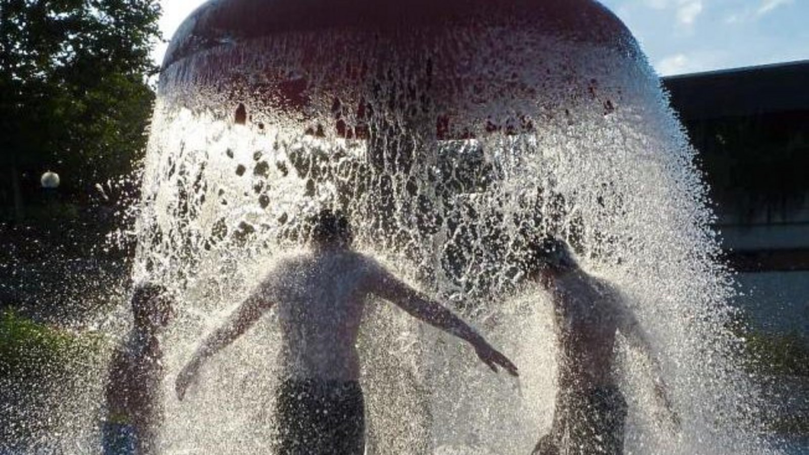 Abkühlung im Enztalbad Vaihingen: Die letzten Sommertage noch genießen! Bis Mittwoch bleibt es heiß. Und das Bad ist noch bis 18. September geöffnet. Foto: Arning Abkühlung im Enztalbad Vaihingen: Die letzten Sommertage noch genießen! Bis Mittwoch bleibt es heiß. Und das Bad ist noch bis 18. September geöffnet. Foto: Arning
