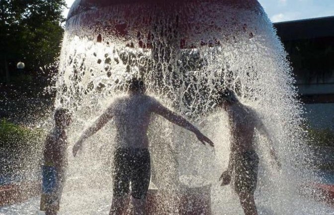 Abkühlung im Enztalbad Vaihingen: Die letzten Sommertage noch genießen! Bis Mittwoch bleibt es heiß. Und das Bad ist noch bis 18. September geöffnet. Foto: Arning