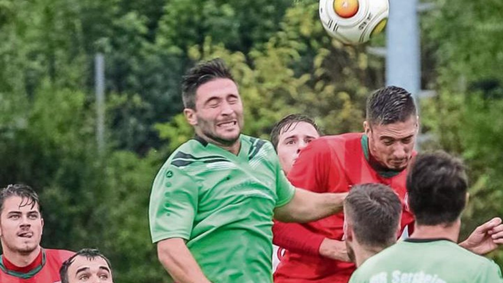 Für solche Szenen ist er bekannt: Kraftvoll setzte sich der Nussdorfer Marcel Boch (rechts) gegen den Sersheimer Adrian Kuka beim Kopfball durch.  Foto: Simecek