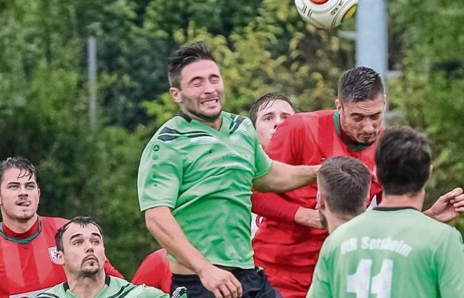 Für solche Szenen ist er bekannt: Kraftvoll setzte sich der Nussdorfer Marcel Boch (rechts) gegen den Sersheimer Adrian Kuka beim Kopfball durch.  Foto: Simecek