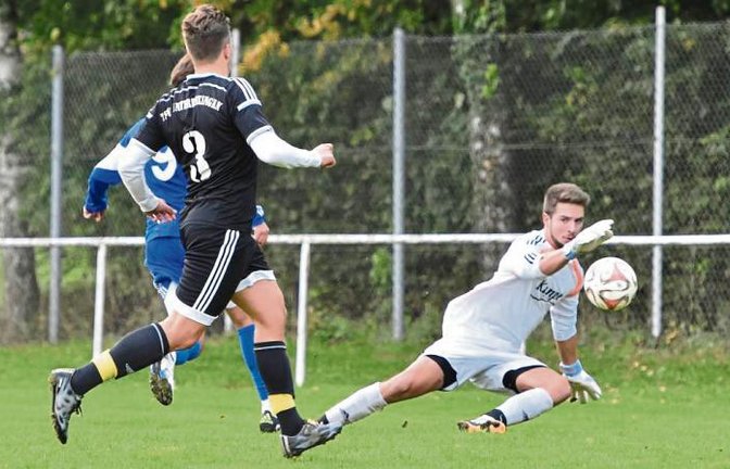 SGM-Torwart Manuel Bergamotta rettet gegen Bönnigheims Gianluca Annuziata. Foto: Leitner