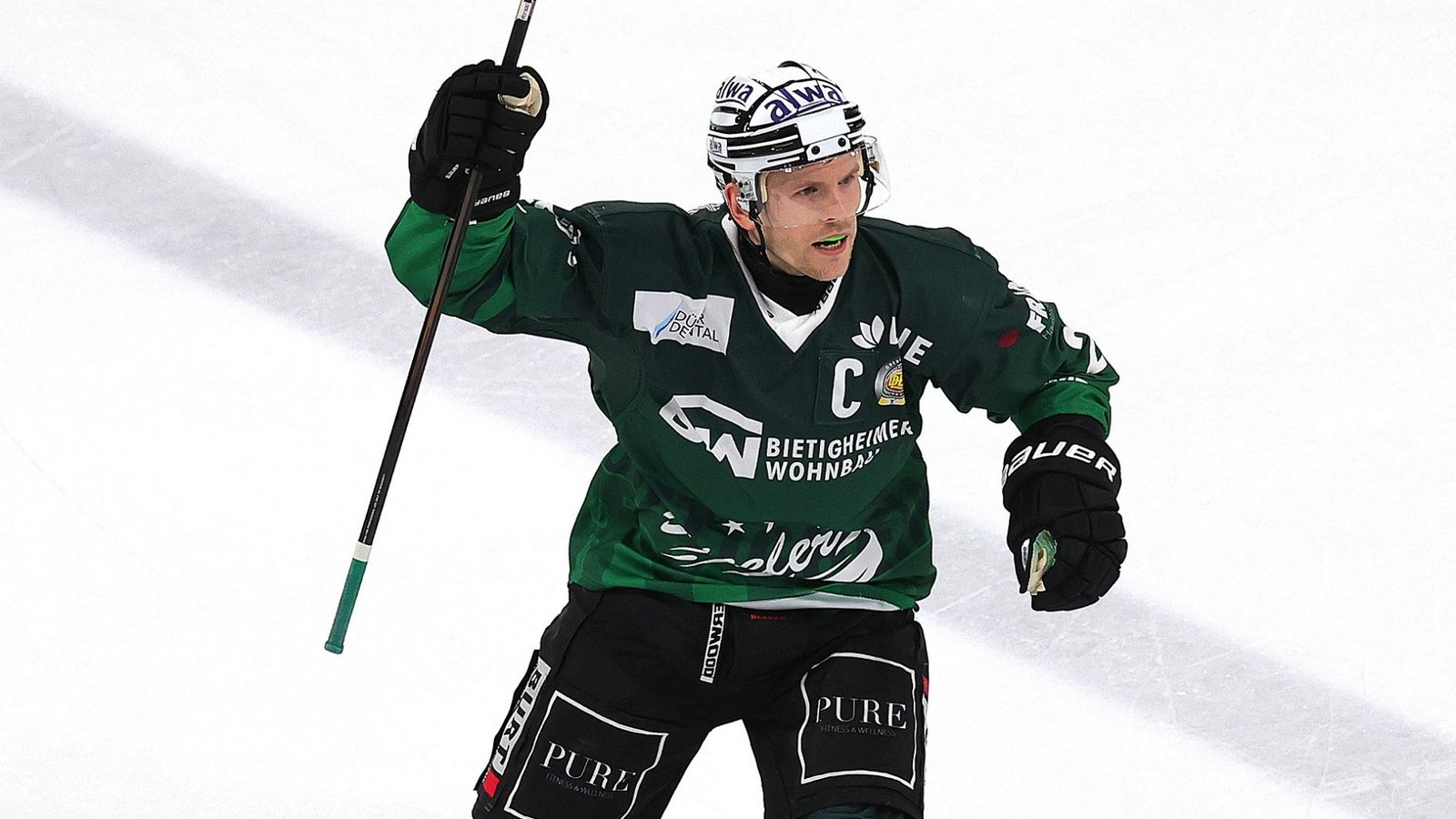 Alexander Preibisch entscheidet mit seinem Penaltytor das Auswärtsspiel beim Höchstadter EC zu Gunsten der Bietigheim Steelers. Archivfoto: Baumann Alexander Preibisch entscheidet mit seinem Penaltytor das Auswärtsspiel beim Höchstadter EC zu Gunsten der Bietigheim Steelers. Archivfoto: Baumann
