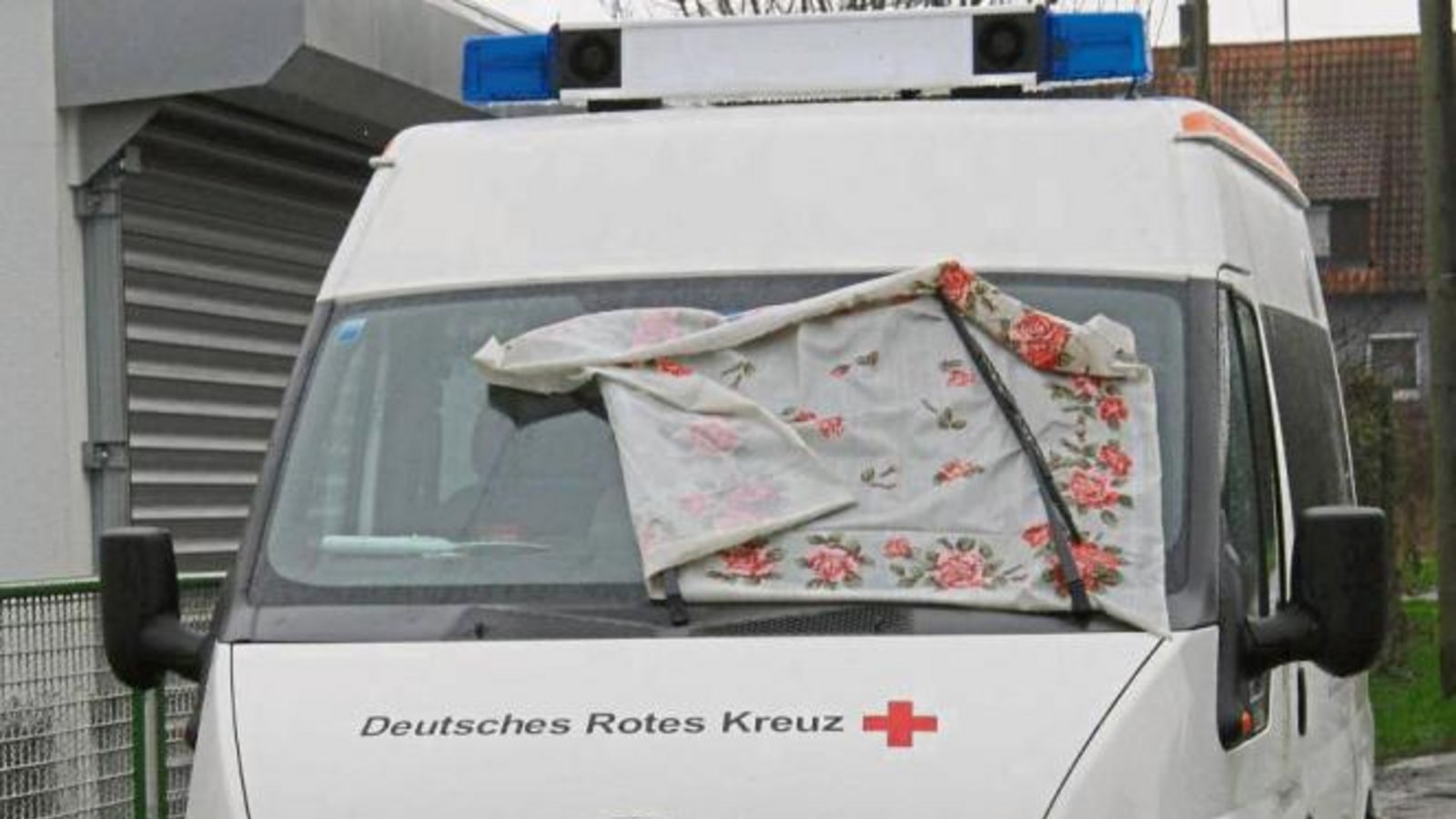 Spezielle Thermofolien gegen den Frost auf der Windschutzscheibe? Von wegen! In Illingen reicht eine hübsche Blumentischdecke problemlos aus. Foto: Rostek Spezielle Thermofolien gegen den Frost auf der Windschutzscheibe? Von wegen! In Illingen reicht eine hübsche Blumentischdecke problemlos aus. Foto: Rostek