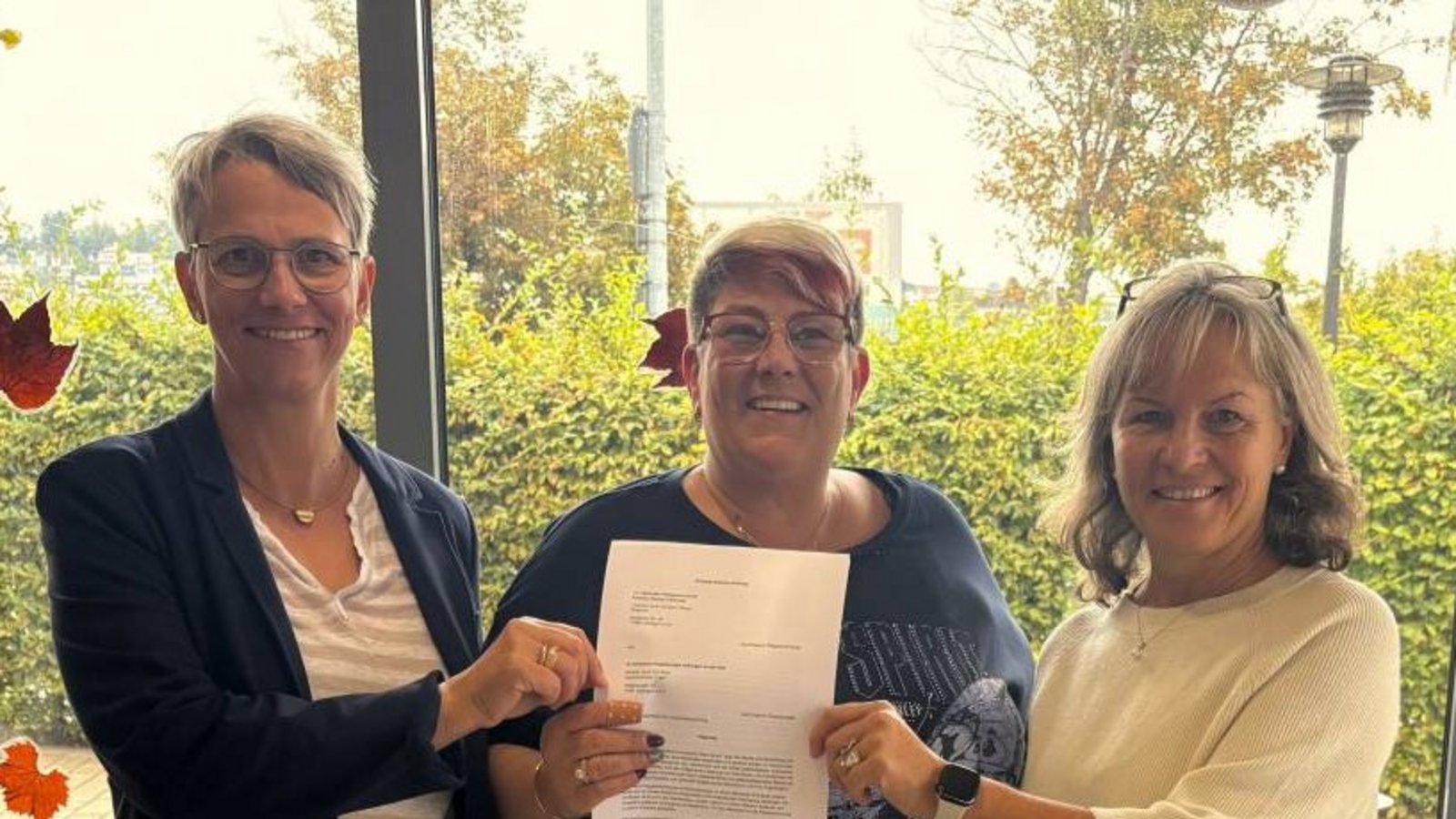 Felicitas Benz (links) und Uschi Binninger-Huber von der Hospizgruppe mit Christine Pfleger (Mitte). Foto: p Felicitas Benz (links) und Uschi Binninger-Huber von der Hospizgruppe mit Christine Pfleger (Mitte). Foto: p