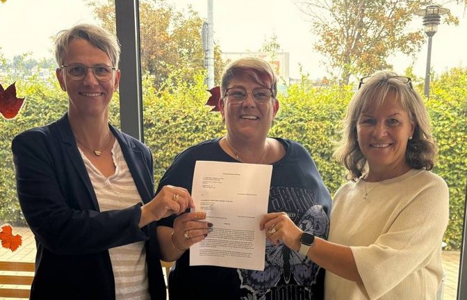 Felicitas Benz (links) und Uschi Binninger-Huber von der Hospizgruppe mit Christine Pfleger (Mitte). Foto: p