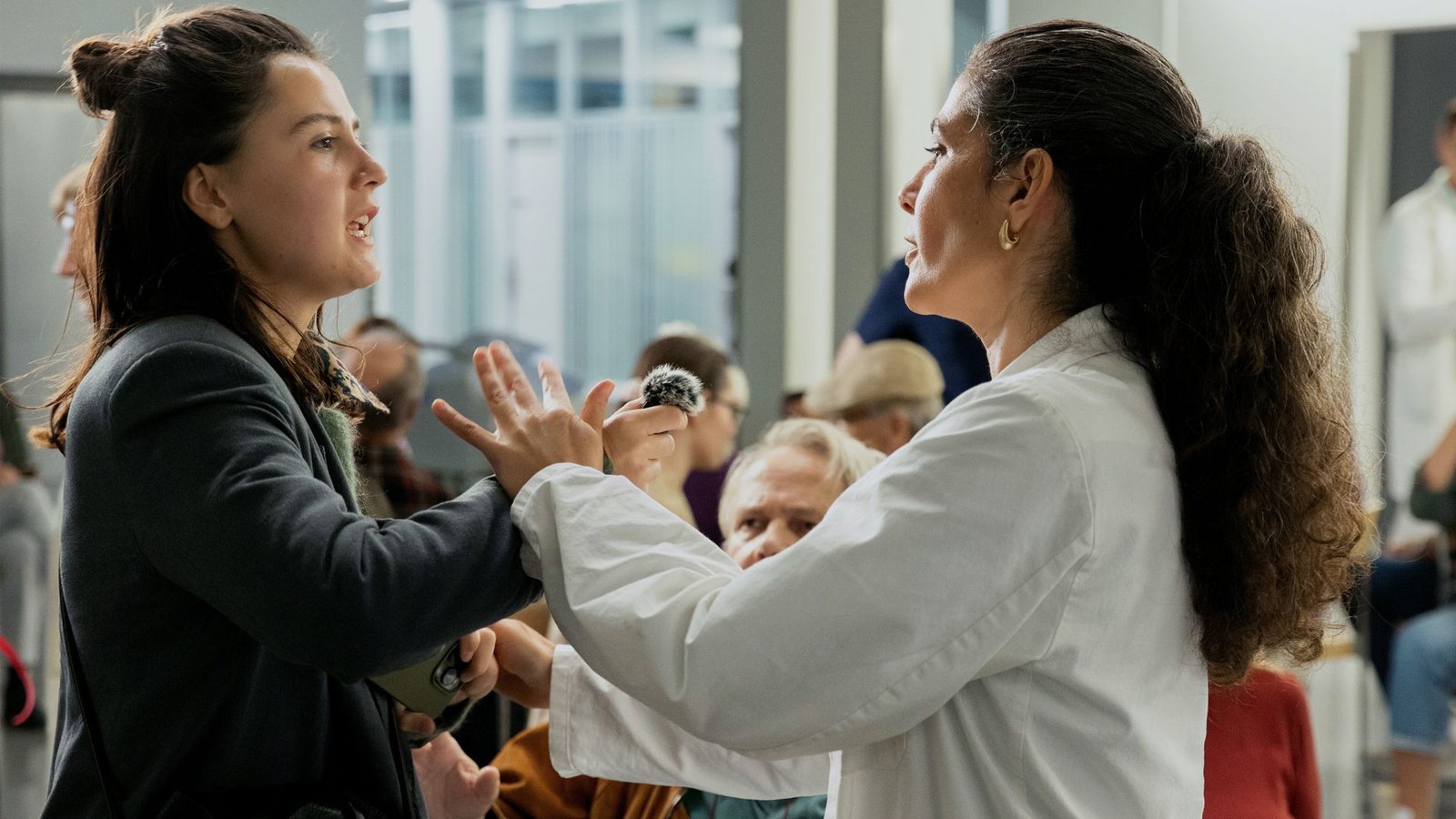 Störfaktor im Krankenhaus: Journalistin Paula Bianchi (Annina Walt) und Klinikchefin Esme Şahin (Beren Tuna, li.).Foto: ARD Degeto Film/SRF/Sava Hlavace Störfaktor im Krankenhaus: Journalistin Paula Bianchi (Annina Walt) und Klinikchefin Esme Şahin (Beren Tuna, li.).Foto: ARD Degeto Film/SRF/Sava Hlavace